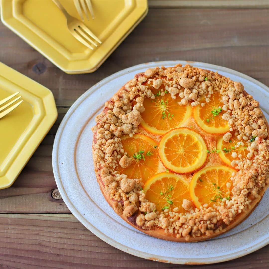 あいりおーさんのインスタグラム写真 - (あいりおーInstagram)「夏に嬉しいオレンジタルト🍊. . 焼きっぱなしで地味になりがちなタルトだけど明るいオレンジ色のおかけでなかなか可愛くなるのが嬉しい꒰๑•‧̮ૣ•ૣ๑꒱*･.｡ . . このオレンジは #グランベルオレンジスライス を使ってます(´∀`艸)♡. . どの輪切りも超綺麗で余っても1枚1枚広げて重ならないようにラップに包んで冷凍してます。👏. . クランブルもタルト生地も冷凍出来るから仕込んでおけば食べたい時に作れちゃうー꒰๑•‧̮ૣ•ૣ๑꒱*･.｡ . . レシピはプロフィールのハイライトの6番目くらい？(笑). . オレンジスライスはcottaさん @cotta_corecle  で購入できますよ(´∀`艸)♡. . . . #オレタル#オレンジタルト#クランブルタルト#あいりおーパン#instagramjapan #kurashiru #kurashirufood #デリスタグラマー#キナリノ#おうちごはん#limia#delimia#デリミア#フーディーテーブル #製菓材料ならコッタ #コッタ #instagramjapan #igersjp #Instagram #delistagrammer #レシピもコッタ #お菓子作りならコッタ」7月1日 20時41分 - airio830