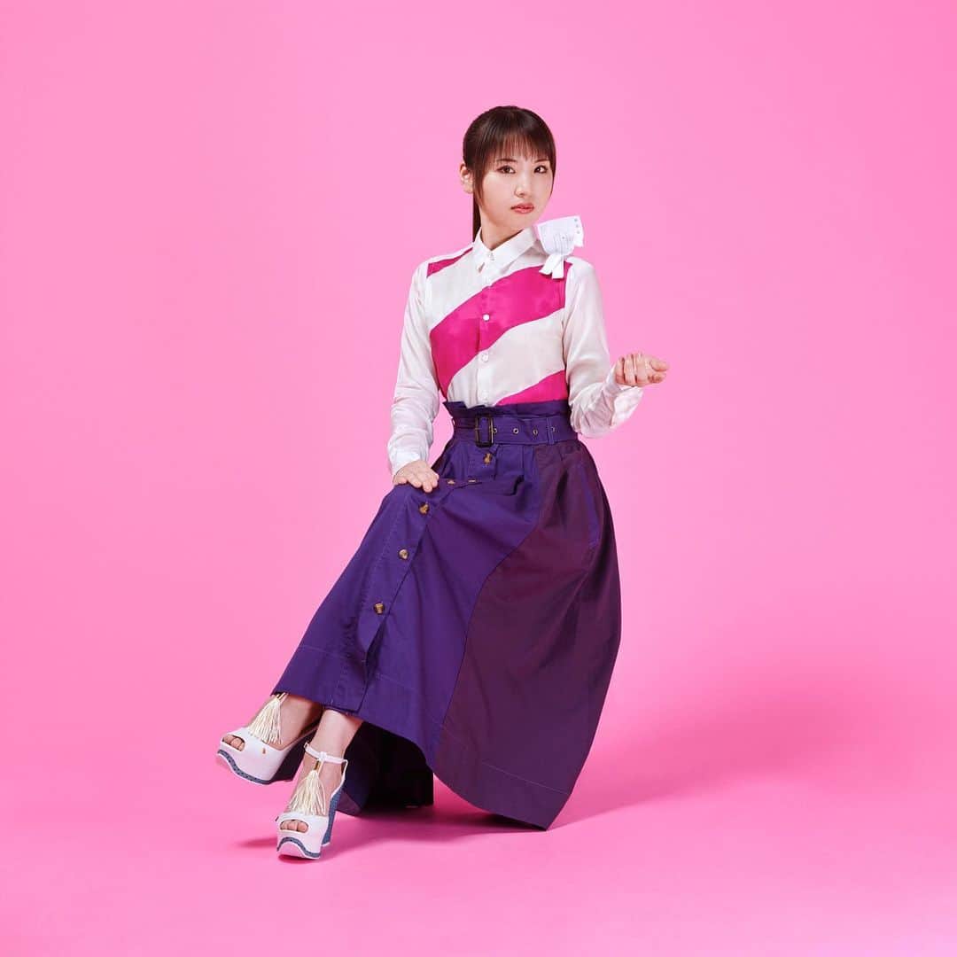 阿部真央のインスタグラム：「8月21日にNHKドラマ主題歌シングル💴🧾「どうしますか、あなたなら」リリース決定🎊🔖🎶🎸 7月26日(金)放送開始のNHKドラマ「これは経費で落ちません！」の主題歌となっています。  アー写も解禁です。お楽しみにです✨  #阿部真央」