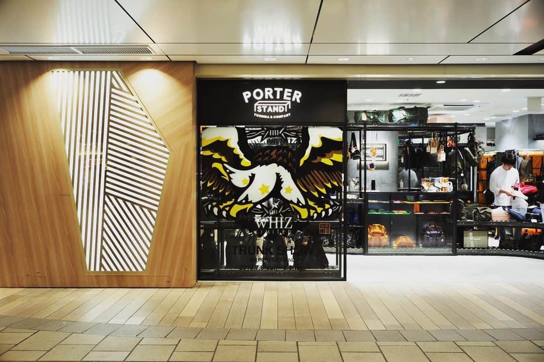 のインスタグラム：「"WHIZ LIMITED TRUNK SHOW" by PORTER STAND will be held.  At PORTER STAND TOKYO STATION, we will be holding a Trunk Show featuring the Tokyo brand "WHIZ LIMITED". "whiz" started from AUTUMN / WINTER COLLECTION season in 2000 by designer Hiroaki Shitano. Keeping the concept of INDIVIDUAL CLOTHING in his mind, he established an original Tokyo street style which has spans many and various categories. The brand started with hand-made printed T-shirts changed its name to WHIZ LIMITED in 2003. The objective was to preserve the original vision and philosophy behind the brand. In October 2011, the brand showed its 2012 Spring/Summer collection on the stage of TOKYO COLLECTION and moreover in 2016 won the TOKYO FASHION AWARD 2016. Now "WHIZ LIMITED" has reached to the position of sending local fashion culture from Harajuku to worldwide.  Dates: (Sat) ‪July 6th‬ 2019～(Tue) ‪August 6th‬  This event starts from July 6thcoming from the iconic number "76" of the brand. This is the establishment date of WHIZ LIMITED and also the designer Hiroaki Shitano's year of birth (1976). During the term not only the "WHIZ LIMITED×PORTER" Original items, but we will also be preparing many other collaboration items and inline items as well.  Please stop by our store on this occasion. We are sincerely looking forward to your visit.  #yoshidakaban #porter #luggagelabel #porteryoshida #porteryoshida #madeinjapan #japan #porterstand #shinagawa #tokyo #station #trunkshow #whiz #whizlimited #76 #lumptokyo #leica #m240 #summilux35mm」