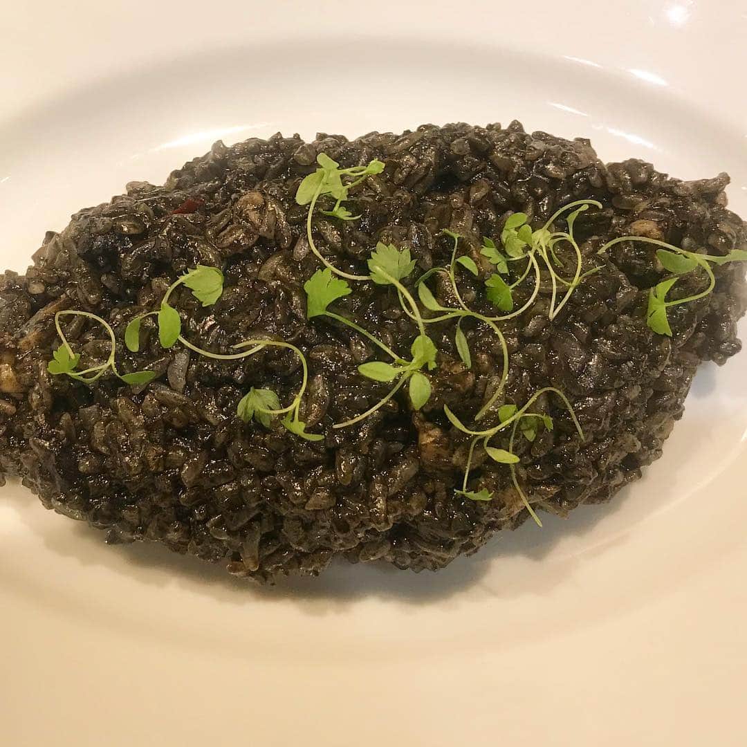 肉talian 金山店のインスタグラム：「なんだこの黒いのはー😳😳😳 . 肉タリアンのちょーーーう美味しい 「イカスミと牡蠣のリゾット」じゃないかー😳😳😳 . 改めて今晩は😍 肉タリアン金山店のしんきです⚽️ . 今回紹介するのは「イカスミとカキのリゾット」です。 . どんな味がするのかな？食べてからのお楽しみ🙈🥰 . 見た目は奇抜ですが味は保証します😍 . チャレンジャーお待ちしております❤️ _______________________________________ #肉talian #肉タリアン ＃金山 ＃金山駅 #肉 ＃イカスミ #リゾット #がぶりちきん #f4f」