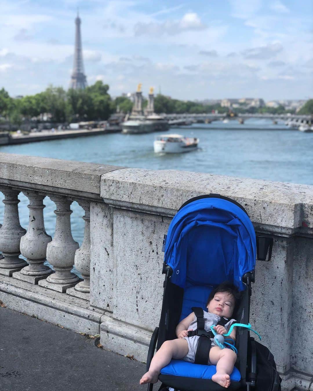 のインスタグラム：「Well...we made it to Paris but this one was raging until 4 a.m. #jetlagged」