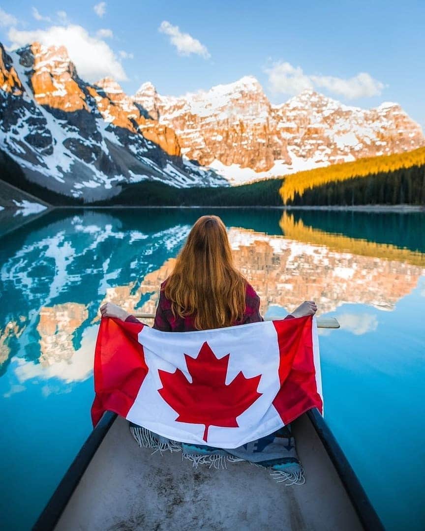 Discover Earthさんのインスタグラム写真 - (Discover EarthInstagram)「To celebrate Canada Day why not pay tribute to this country's beautiful landscapes with this great shot from Moraine Lake, Canada ! 🏔🇨🇦 Tag a Canadian person you know to wish them a Happy Canada Day ! — 📍#DiscoverCanada — 📸  Photo by @heykelseyj」7月1日 20時57分 - discoverearth