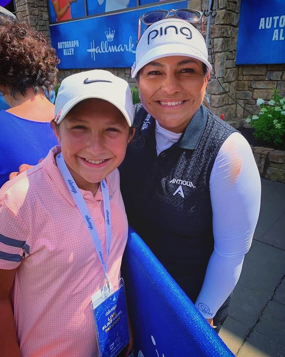リセット・サラスのインスタグラム：「Yesterday I got to meet Bella and her dad. They proudly held up the 🇲🇽 flag on every hole and as soon as I saw them, it immediately reminded me to when I would come out to @lpga_tour events to watch @lor8a with my dad. At the end of the round they asked me to sign the flag and I did it with much respect and honor. Fue un gusto conocerlos a los dos @kuchufla les deseo lo mejor! Gracias por apoyar a las latinas!! #DriveOn」