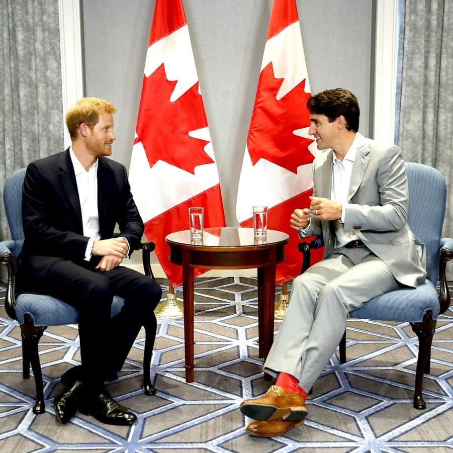 英ヘンリー王子夫妻さんのインスタグラム写真 - (英ヘンリー王子夫妻Instagram)「Happy Canada Day! Heureuse Fête du Canada! 🇨🇦 🍁  Canada is a very special place for both The Duke and Duchess. The Duke has been fortunate to visit the country several times throughout his life, including as a young child and most recently for the Invictus Games in 2017, where the now Duchess joined him to lend her support. The Duchess lived and worked in Toronto for many years and also spoke at the One Young World Summit held in Ottawa.  Earlier this year Their Royal Highnesses attended an event at Canada House in London to mark Commonwealth Day where they had the chance to meet many young Canadians doing great work here in the UK and around the world.  Their Royal Highnesses have always been touched by the warmth, friendliness and hospitality of the Canadian people. They hope to be able to visit again as a family, and they send their great thanks to all of the kind Canadians who have sent such special gifts for Archie!  We hope you enjoy celebrating Canada Day with your family and friends!」7月1日 20時51分 - sussexroyal