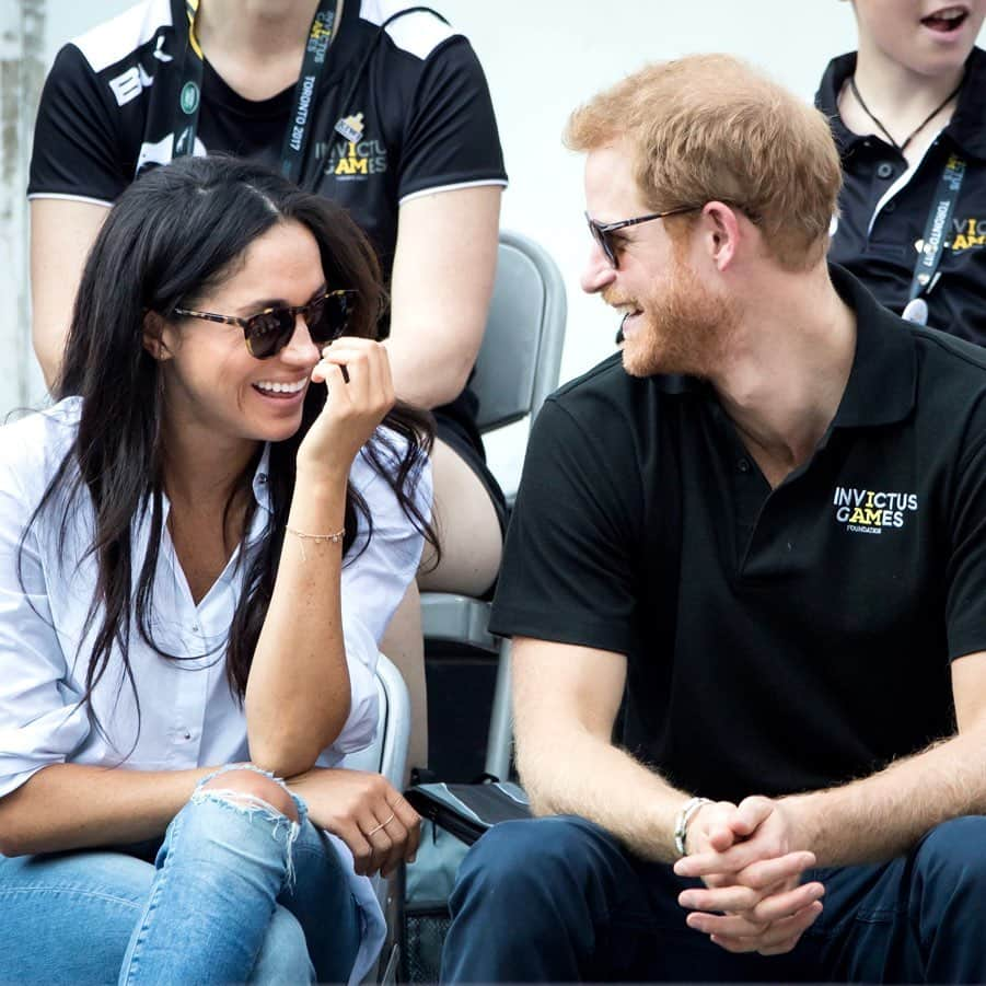 英ヘンリー王子夫妻さんのインスタグラム写真 - (英ヘンリー王子夫妻Instagram)「Happy Canada Day! Heureuse Fête du Canada! 🇨🇦 🍁  Canada is a very special place for both The Duke and Duchess. The Duke has been fortunate to visit the country several times throughout his life, including as a young child and most recently for the Invictus Games in 2017, where the now Duchess joined him to lend her support. The Duchess lived and worked in Toronto for many years and also spoke at the One Young World Summit held in Ottawa.  Earlier this year Their Royal Highnesses attended an event at Canada House in London to mark Commonwealth Day where they had the chance to meet many young Canadians doing great work here in the UK and around the world.  Their Royal Highnesses have always been touched by the warmth, friendliness and hospitality of the Canadian people. They hope to be able to visit again as a family, and they send their great thanks to all of the kind Canadians who have sent such special gifts for Archie!  We hope you enjoy celebrating Canada Day with your family and friends!」7月1日 20時51分 - sussexroyal