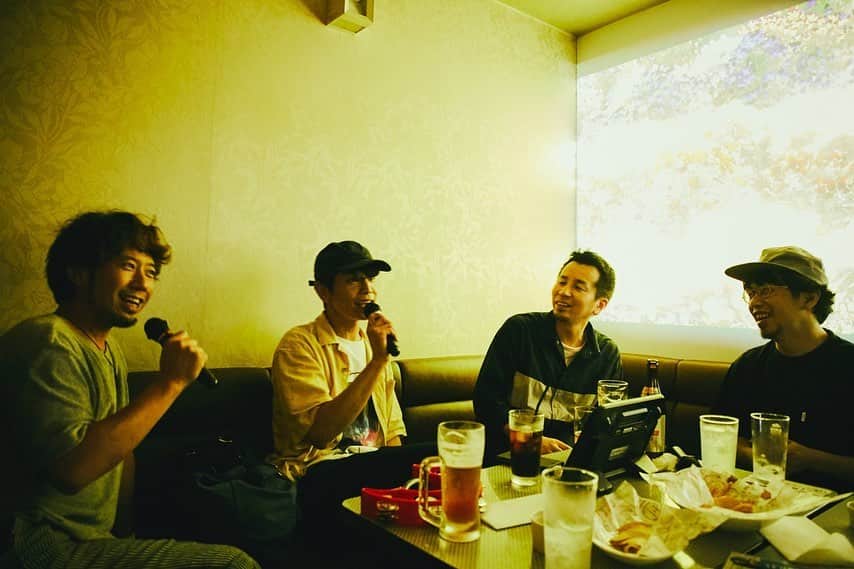 後藤正文さんのインスタグラム写真 - (後藤正文Instagram)「AKG in the karaoke bar.  カラオケ最高。スマップの曲を歌っている我々。  Photo by @tetsuyayamakawa  #asiankungfugeneration」7月1日 20時53分 - gotch_akg