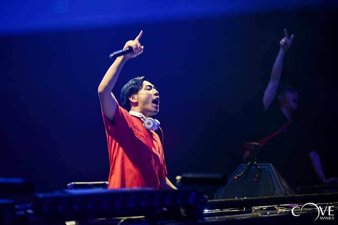 DJ DAIKI（若林大輝）さんのインスタグラム写真 - (DJ DAIKI（若林大輝）Instagram)「It was Lit!!!!Thank you for the last weekend @covemanila🇵🇭 . Cove Manilaの公演も無事に終了！！今回で3回目の出演でしたが今回もたくさんの方に集まっていただき本当に嬉しかった✨心から感謝🙏✨ . 今回同年代メンバーもマニラに大集合し最高に楽しかった！！みんなありがとう！！ . 世界で仕事し世界で遊ぼう🙌 I'm looking forward to my next asia tour!!!🇰🇷🇲🇾🇵🇭🇹🇭🇻🇳🇲🇨🇨🇳🇹🇼🇭🇰🇲🇲🇯🇵 . Next stop Ulaanbaatar!! 明後日はモンゴルへ移動✈️✈️✈️ . @yuji_kabe @shin_power_drummer @tsubasakubota @yudaioguma」7月1日 21時05分 - daiki.wakabayashi