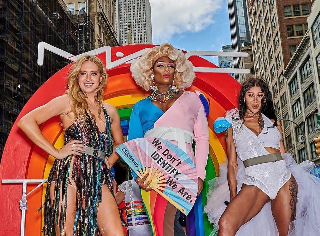 メイクアップアートコスメティックスさんのインスタグラム写真 - (メイクアップアートコスメティックスInstagram)「Standing (and strutting, driving, dancing and striding) for full-spectrum love and the celebration of all identities at WorldPride in NYC. Thanks for standing with us. #MACLovesPride @peppermint247 @theartofbradley  @carlisha_gizelle @iammarimalek」7月1日 21時06分 - maccosmetics