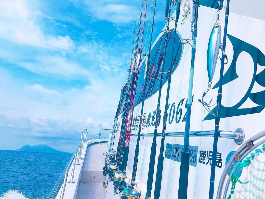 高本采実さんのインスタグラム写真 - (高本采実Instagram)「⛴ 梅雨の時期の奄美大島🐸 天気が変わりやすく、 綺麗な晴れ空！海も凪！ と思いきや、 滝のような豪雨！大時化！ . 日々変化があって、 毎度毎度違う環境の中でキャストし続けることが 自分を色んな状況の中におけて鍛えることができ 常に自然と隣り合わせで おもしろいなと感じております( ¨̮ )🎣 . . . . . #奄美大島 #トカラ列島 #船 #景色 #海 #海景色 #oceanview #boatfishing #casting #釣り #GT #GTfishing #釣行 #船釣り #🎣」7月1日 21時00分 - ayami__summer