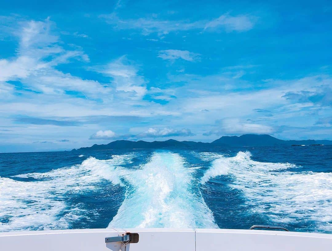 高本采実さんのインスタグラム写真 - (高本采実Instagram)「⛴ 梅雨の時期の奄美大島🐸 天気が変わりやすく、 綺麗な晴れ空！海も凪！ と思いきや、 滝のような豪雨！大時化！ . 日々変化があって、 毎度毎度違う環境の中でキャストし続けることが 自分を色んな状況の中におけて鍛えることができ 常に自然と隣り合わせで おもしろいなと感じております( ¨̮ )🎣 . . . . . #奄美大島 #トカラ列島 #船 #景色 #海 #海景色 #oceanview #boatfishing #casting #釣り #GT #GTfishing #釣行 #船釣り #🎣」7月1日 21時00分 - ayami__summer