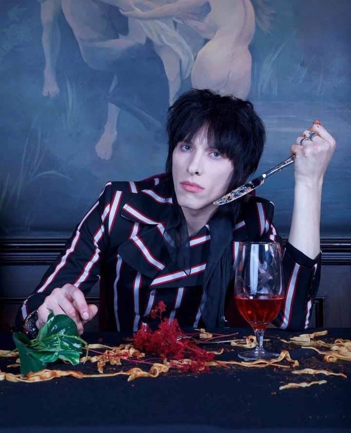 Alternative Pressさんのインスタグラム写真 - (Alternative PressInstagram)「The eldest @palayeroyale brother, @sebastiandanzig, is one year older today. Aside from protecting dogs and shredding for one of the quickest rising bands today, Sebastian continues to be both a fashion and music icon. Here’s to the next record and another year, we can’t wait 🤘⁠ 📷: @gigdias⁠ .⁠ .⁠ .⁠ #sebastiandanzig #palayeroyale #soldiersoftheroyalecouncil #altpress #alternativepress」7月1日 21時00分 - altpress