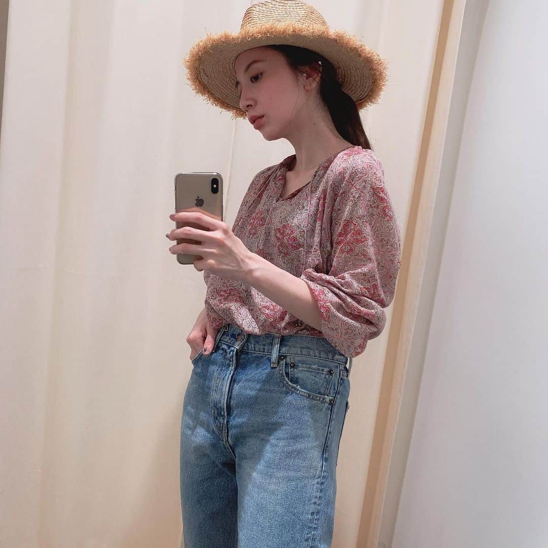 ungrid_minamiのインスタグラム：「. 夏も着用できる薄手のブラウスだけど こちらも50%offなってます❤︎🙄 . @ungrid_official #Ungrid#アミュプラザ博多」