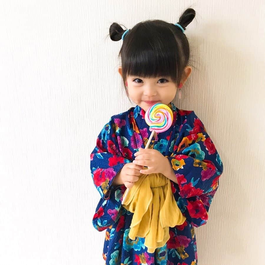 mamagirl ママガールさんのインスタグラム写真 - (mamagirl ママガールInstagram)「. . #mamagirl からピックアップ♡ . 『🎐浴衣キッズ👘』 . おしゃれママによる、オシャレな着付け方🙌✨ 帯の巻き方や小物のアレンジをマネしてみてね☺🌻 . @akkas2 さん @yuimama11 さん @kaoru._.mama さん @kunchan1203 さん @aiko_fuchi さん @ichiharu_37 さん . タグ付け、そして素敵なお写真ありがとうございます😌💕 . . ----------------------------------------------- mamagirlでは、ママ、パパ、マタニティママ、皆様からの投稿をお待ちしております♪ . 投稿方法は#mamagirl を付けるだけ！ . ✨素敵なお写真は、mamagirl instagram、Facebook、twitter、公式アプリkirarapostの記事内で紹介させていただきます。 . . mamagirlの公式アプリkirarapostではinstagramでは見られないおしゃれママ情報がたくさん！ . プロフィールよりぜひダウンロードしてください❤ . . #ママコーデ #ママファッション #キッズ #ママリンク #リンクコーデ #親子リンクコーデ #ママ友 #ママ友募集#子育て #育児 #親子コーデ #浴衣コーディネート #コーディネート #双子コーデ #男の子ママ #女の子ママ #ママガール #浴衣 #親子フォト #親子ショット #こどものいる暮らし #赤ちゃんのいる暮らし#fireworks #花火大会 #夏コーデ #夏ファッション」7月1日 21時02分 - mamagirl_jp