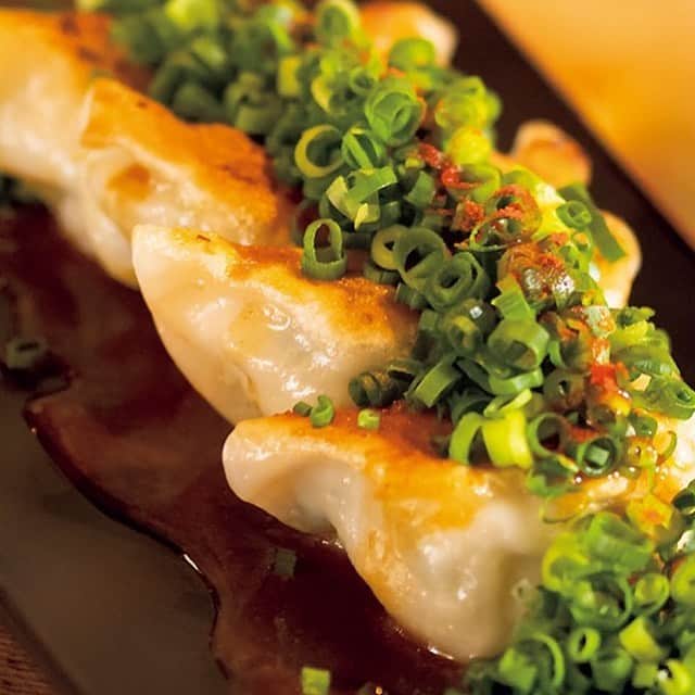 東京カレンダーさんのインスタグラム写真 - (東京カレンダーInstagram)「ニンニクたっぷりの餃子は、肉と野菜のバランス感がまさに秀逸。餡がぎっしりと詰まっていてボリューム感も◎。ネギと味噌だれがいいアクセントに！ #東京カレンダー #東カレ #tokyocalendar #餃子 #新橋 #烏森百薬 #餃子の宝永 #味噌だれ餃子」7月1日 21時02分 - tokyocalendar