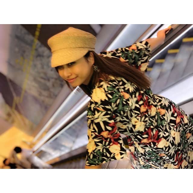 のインスタグラム：「7月もよろしくどーぞ🙋‍♀️ #hellojuly  とゆうことで... 高校生ぶりぐらいにエクステつけたーーーーー🥺🔥 思い立ったらすぐ行動精神は令和になっても健在です😛👍 . でも梅雨時につけたのはタイミング悪かったかなw . . . #Licana #hairchange #longhair  #エクステ #2019summer #TOKYO #JAPAN #JAPINA #Singer #1988 #KeepSmiling #KeepSinging #yolo #LuvMyLife #❤️」