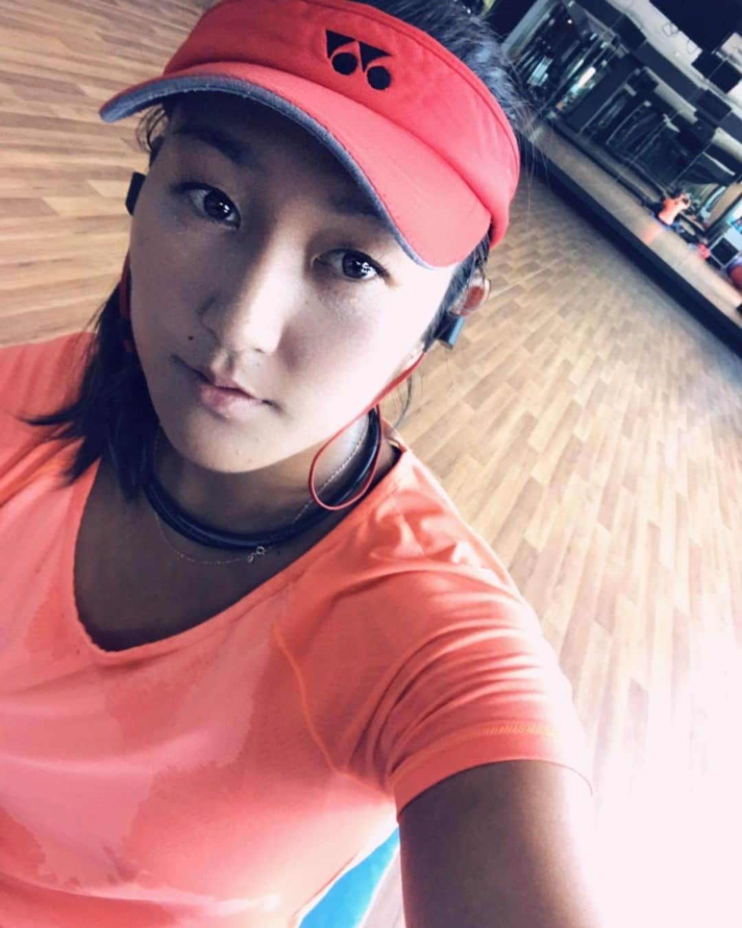 奥野彩加さんのインスタグラム写真 - (奥野彩加Instagram)「今日も一日お疲れ様でした✊✨🔥#nopainnogain  #タイ は安定の暑さ #がっつり汗かきました 💦  #ジム 生活 #明日も頑張ろう ！ • • #huahin #thailand #tour #world #travel  #テニス #トレーニング #アスリート #筋トレ #筋トレ女子 #スポーツ #tennis #sports #life #gym #training #fitness #fit #athlete #smile #tennisplayer #work #테니스 #스포츠  #love」7月1日 21時14分 - ayakaokuno