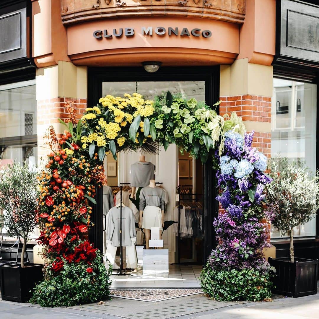 Club Monacoのインスタグラム：「As NYC celebrations come to a close, we’re heading across the pond to join in on London Pride. Stop by our Sloane Square store to shop our limited edition Pride sweatshirt—50% of the purchase price will benefit Stonewall Community Foundation, supporting the LGBTQIA+ community 365 days a year. Not in London, but still want to support? Shop the sweatshirt on ClubMonaco.com and in select stores across the US and CDA.  #CMPride stonewallfoundation.org」