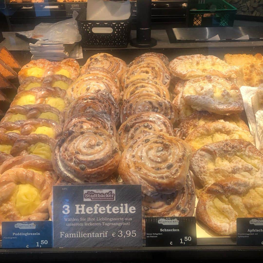 ecomfort（エコンフォート）さんのインスタグラム写真 - (ecomfort（エコンフォート）Instagram)「［ヨーロッパで夏休み］デュッセルドルフに2泊、アムステルダムへの出発前の朝食は近所のカフェに。  朝からおいしそうなパンやサンドイッチの誘惑に打ち勝って、ほうれん草とビーツとくるみのサラダ、そしてファラフェルラップサンドイッチ、カプチーノ。  ここ10年で世界のパンが進化したように思います。 特に日本はすさまじく進化を遂げて、おいしいぱんやさんがそこら中に。  #夏休み#ドイツ#デュッセルドルフ#朝食#パン#カフェ#サスティナブル #ecomforthouse #今日の買い物が未来をかえる #表参道#神五#神五通り#高橋百合子」7月1日 21時08分 - ecomfort_eoct