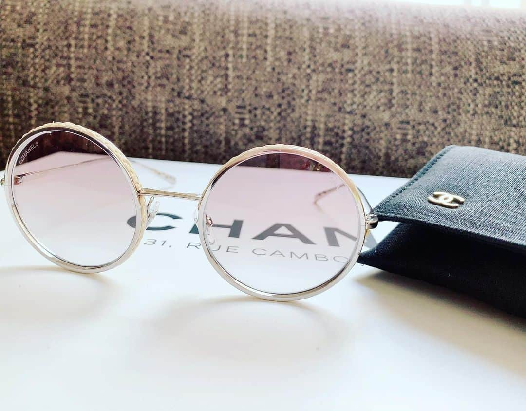 NAOMIさんのインスタグラム写真 - (NAOMIInstagram)「CHANEL CAMBON Paris本店で買ったもの❸  薄色のサングラス🕶  #2019新作 #お高い趣味 #ヤメラレナイ趣味 #35年間CHANEL病（笑） #呼び出し電話があれば #行ってしまう病 #本当に困った病気  #cocoさん探究家だからさ（笑） #paris #chanel #chanelist  @chanelofficial」7月1日 21時08分 - naominakano703