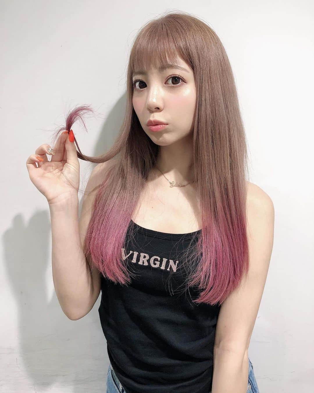 吉澤友貴さんのインスタグラム写真 - (吉澤友貴Instagram)「New hair color💖💖 、 とにかく可愛い髪色😍 ちょ～お気に入り😭💖💖 久々ブリーチしてイケてる色にしてもらってピンクも綺麗に染めてくれました😍😍 エクステに染めてくれてるんだよ💖💖 エクは80本かな☺️ カラーの魔術師 @tomonaga_y_lwis  朝長さんはとっても素敵なカラーにしてくれるよ😙💖 ありがとうございました🥰🥰 @lwis_hair」7月1日 21時10分 - yuki_yoshizawa_