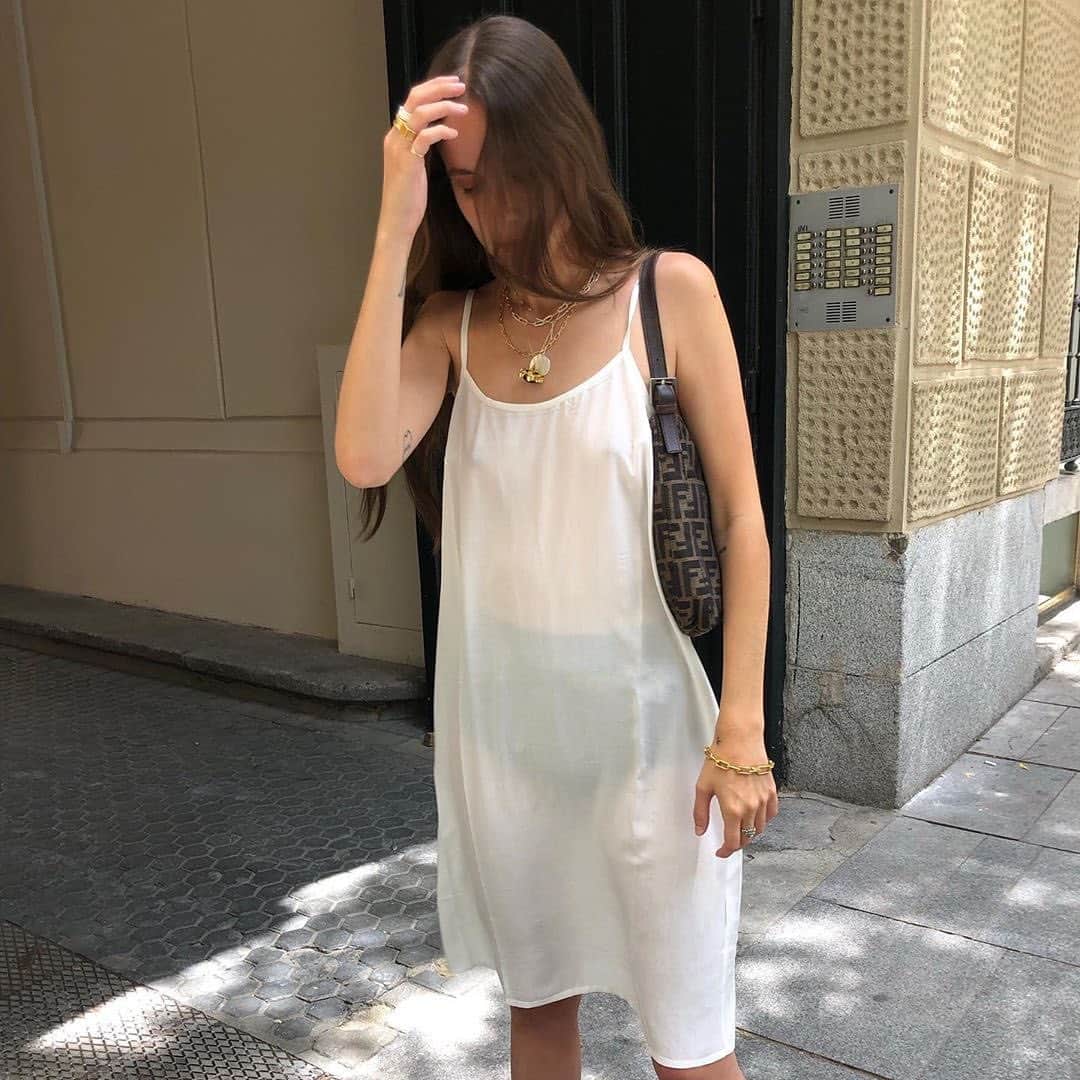 アメリカンビンテージのインスタグラム：「Delicate 🕊 @helenacuesta #americanvintage #retro #dress #womenswear #fashion #fabric #viscose #ss19 #summer19」