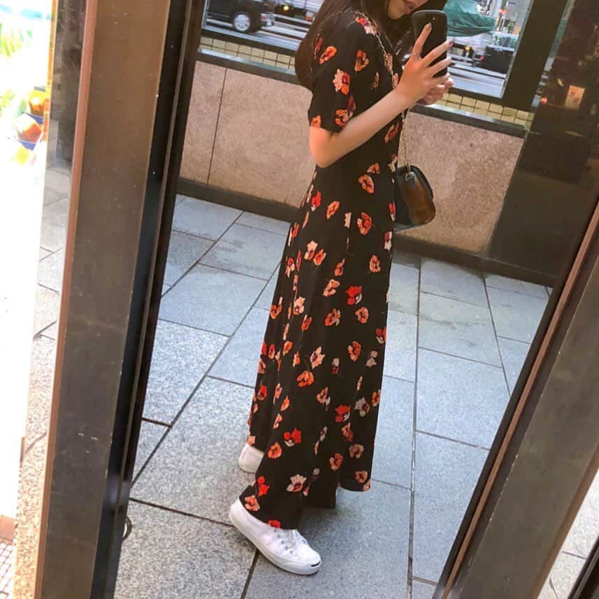 Fushimi natsukiさんのインスタグラム写真 - (Fushimi natsukiInstagram)「銀座 🌹  ドレス気分で着れるワンピースが好き。  美容院行ってカラーしてロンハーマンでひさしぶりにお買い物して気分上がった1日🌹  #ふしみふく #ワンピース #銀座 #有楽町 #ginza #スニーカー」7月1日 21時13分 - fusshan
