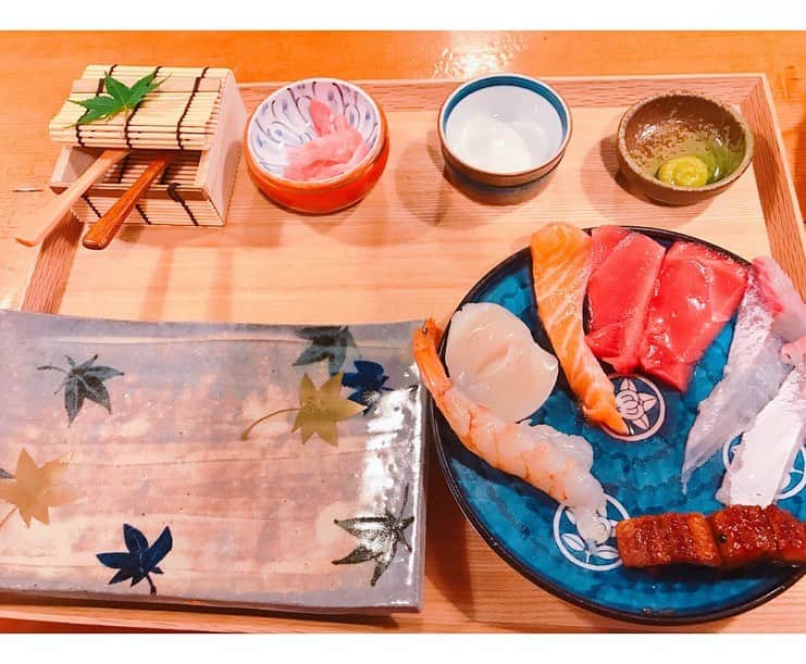 近藤夏奈さんのインスタグラム写真 - (近藤夏奈Instagram)「黒門市場🐟の近くにある﻿ 老舗お寿司屋さん@tachibana.0501さんへ🥰﻿ ﻿ ﻿ 人生初の握り寿司体験をさせて頂きました〜🍣😍﻿ 優しい女将さんがネタの切り方から丁寧に教えて下さったお陰で絶品握り寿司完成👏👏﻿ ﻿ 始めての私でも美味しいお寿司を握れました〜😘💖💖﻿ ﻿ ネタは本マグロや鰻、蟹など﻿ 毎朝、黒門市場から新鮮な厳選ネタを仕入れているそうです🙌🙌﻿ ﻿ 女将さんが凄く素敵な方だったので、是非また行きたいな〜〜🥰🥰﻿ ﻿ ﻿ みんなも@tachibana.0501さんで寿司職人に挑戦してみてねっ🙆‍♀️😘﻿ ﻿ ﻿ #sushimakingclass #寿司職人体験 #たちばな #pr#大阪寿司 #握り寿司体験 #大阪アクティビティ #tachibana﻿ #夏奈食リポ🌻kana_gourmet🍽」7月1日 21時23分 - kana_kondo_official_