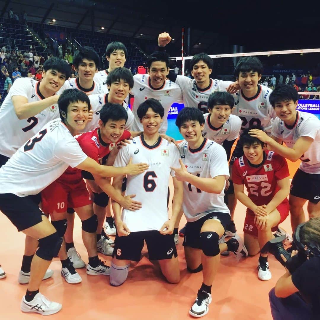 山内晶大さんのインスタグラム写真 - (山内晶大Instagram)「. . . 🇩🇪→🇯🇵 . . たくさんの応援ありがとうございました🙇 VNLは7勝8敗という結果で終わりました。 もっと結果にこだわって 頑張っていきます💪 引き続き応援よろしくお願いします！ . . #vnl  #germany #japan」7月1日 21時17分 - akihiroooo1130