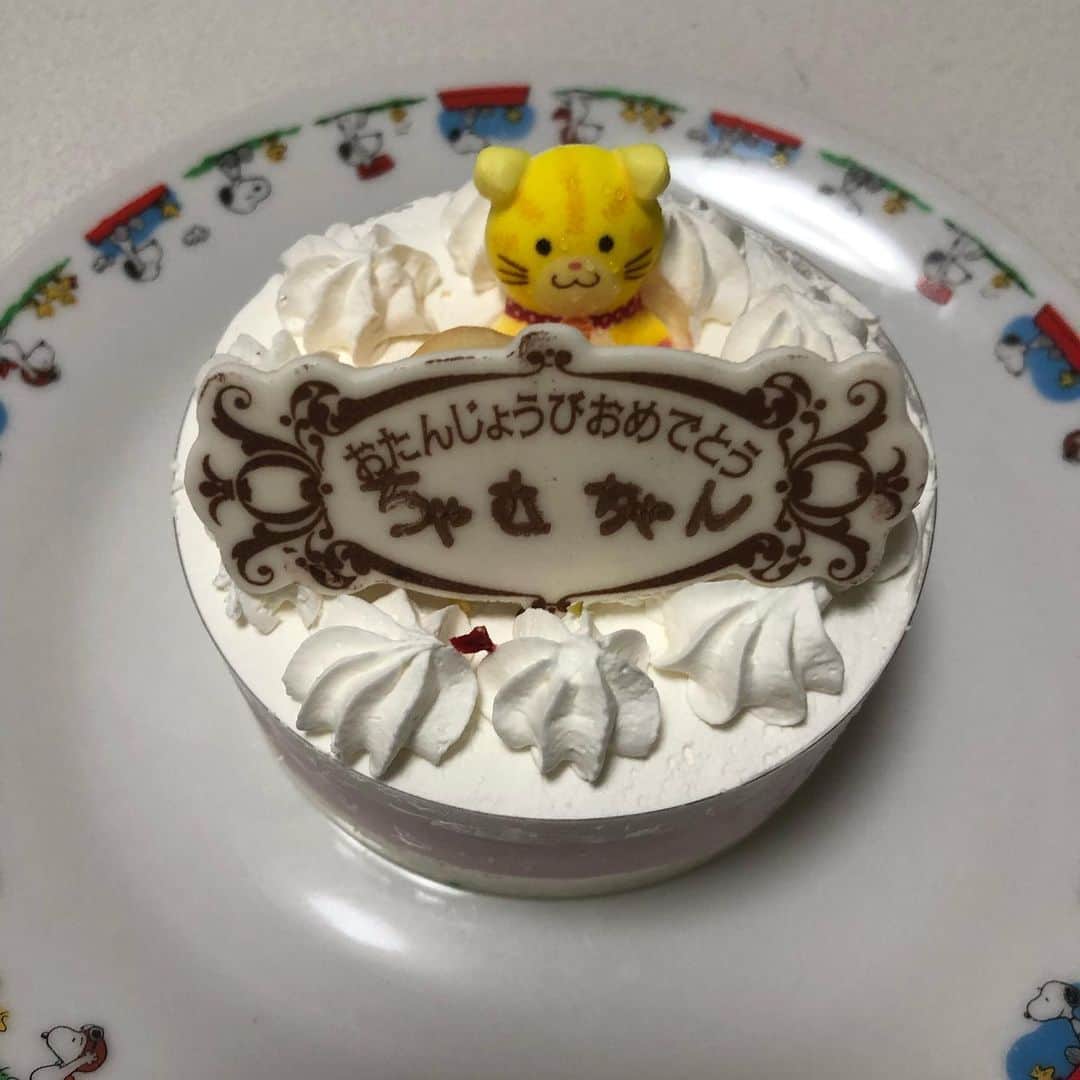 岩谷実来さんのインスタグラム写真 - (岩谷実来Instagram)「チャムちゃん。四歳の誕生日おめでとう🎁🎂🎉 全然ケーキ食べてくれないけどね 来年もお祝いしようね🥂  #来年は小さいケーキ #四歳の誕生日 #猫」7月1日 21時17分 - mkukum