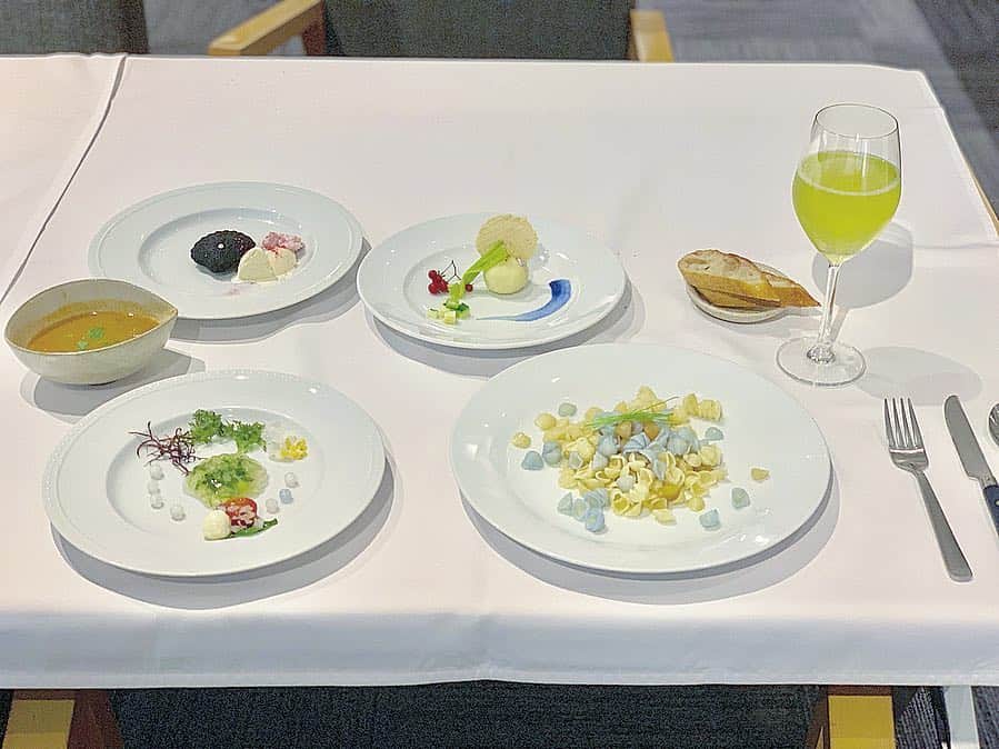 尾崎ななみさんのインスタグラム写真 - (尾崎ななみInstagram)「❁ ㅤㅤㅤㅤㅤㅤㅤㅤㅤㅤㅤ  EAT×ART×PEARLS 『真珠を食べるフルコース』 ㅤㅤㅤㅤㅤㅤㅤㅤㅤㅤㅤ 6月30日に三重テラス2階にて、真珠×食 のイベントを開催いたしました！ フードクリエイターのMiica Fran /ミーカ・フランさん @miicafran_food が、真珠をインスピレーションして作ってくれたお料理😊  ㅤㅤㅤㅤㅤㅤㅤㅤㅤㅤㅤ 写真1枚目は、 ✧︎真珠の耳飾りの少女/フェルメールの絵画をイメージ ㅤㅤㅤㅤㅤㅤㅤㅤㅤㅤㅤ マッシュポテトに少女の耳飾り（伊勢志摩産あこや真珠）が付いています✨ 記念品として、小瓶に入れてお持ち帰りプレゼント♥️ ㅤㅤㅤㅤㅤㅤㅤㅤㅤㅤㅤ ✧︎真珠のサラダ/ 緑の真珠型のゼリー 海の中の真珠のネックレスをイメージ。 ㅤㅤㅤㅤㅤㅤㅤㅤㅤㅤㅤ ✧︎伊勢野菜と真珠とエビのビスク/伊勢産アコヤ真珠パウダー入り 味は凄く濃厚‼︎パンに浸して頂きます🥖 ㅤㅤㅤㅤㅤㅤㅤㅤㅤㅤㅤ ✧︎真珠の貝柱のパスタ/海の浜辺を白と水色の小さな貝型パスタで表現 伊勢志摩産あこや貝の貝柱も入ってます♬ ㅤㅤㅤㅤㅤㅤㅤㅤㅤㅤㅤ ✧︎真珠のデザート/真珠の貝型ブラックマドレーヌ・フランボワースクリームとアイスを添えて  竹炭で真っ黒なインパクトあるスイーツを。 ㅤㅤㅤㅤㅤㅤㅤㅤㅤㅤㅤ 無農薬食材を使う、伊勢志摩産にこだわるなど、身体にも良く美味しいお料理を作ってくださいました！ ㅤㅤㅤㅤㅤㅤㅤㅤㅤㅤㅤ 発想力はさすがです。 アートなお食事に、大興奮して頂きました。 ㅤㅤㅤㅤㅤㅤㅤㅤㅤㅤㅤ 料理に本真珠を入れるなどの遊び心も入れて、私達ならではのアイディアも好評で良かったです◡̈♥︎ 食べないよう最初にアナウンスかけてますよ。笑 ㅤㅤㅤㅤㅤㅤㅤㅤㅤㅤㅤ 一度限りの真珠フルコース、素晴らしかったです👏  ㅤㅤㅤㅤㅤㅤㅤㅤㅤㅤㅤ ㅤㅤㅤㅤㅤㅤㅤㅤㅤㅤㅤㅤㅤㅤㅤㅤㅤㅤㅤㅤㅤㅤㅤㅤㅤ ㅤㅤㅤㅤㅤㅤㅤㅤㅤㅤㅤ ㅤㅤㅤㅤㅤㅤㅤㅤㅤㅤㅤㅤㅤ ㅤㅤㅤㅤㅤㅤㅤㅤㅤㅤㅤㅤㅤㅤㅤㅤㅤㅤㅤㅤㅤㅤㅤㅤㅤ  ㅤㅤㅤㅤㅤㅤㅤㅤㅤㅤㅤㅤㅤㅤㅤㅤㅤㅤㅤㅤㅤㅤㅤㅤ ㅤㅤㅤㅤㅤㅤㅤㅤㅤㅤㅤㅤㅤ  ㅤ  ㅤ  ㅤ ✧︎*⑅୨୧┈┈┈┈୨୧⑅* ❁︎⑅୨୧┈┈┈┈୨୧⑅✧︎*。 #japan#mie#iseshima#tokyo#pearl#真珠#料理#フルコース#あこや真珠#東京#日本橋#三重テラス#イベント#伊勢志摩アンバサダー#尾崎ななみ」7月1日 21時24分 - nanami_ozaki_73