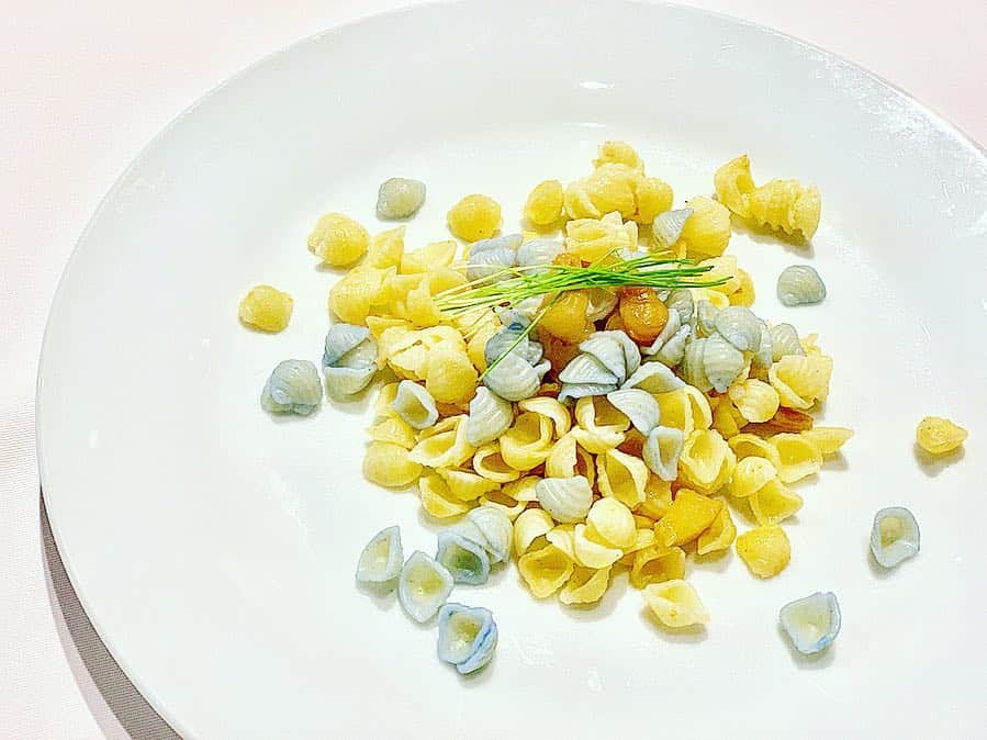 尾崎ななみさんのインスタグラム写真 - (尾崎ななみInstagram)「❁ ㅤㅤㅤㅤㅤㅤㅤㅤㅤㅤㅤ  EAT×ART×PEARLS 『真珠を食べるフルコース』 ㅤㅤㅤㅤㅤㅤㅤㅤㅤㅤㅤ 6月30日に三重テラス2階にて、真珠×食 のイベントを開催いたしました！ フードクリエイターのMiica Fran /ミーカ・フランさん @miicafran_food が、真珠をインスピレーションして作ってくれたお料理😊  ㅤㅤㅤㅤㅤㅤㅤㅤㅤㅤㅤ 写真1枚目は、 ✧︎真珠の耳飾りの少女/フェルメールの絵画をイメージ ㅤㅤㅤㅤㅤㅤㅤㅤㅤㅤㅤ マッシュポテトに少女の耳飾り（伊勢志摩産あこや真珠）が付いています✨ 記念品として、小瓶に入れてお持ち帰りプレゼント♥️ ㅤㅤㅤㅤㅤㅤㅤㅤㅤㅤㅤ ✧︎真珠のサラダ/ 緑の真珠型のゼリー 海の中の真珠のネックレスをイメージ。 ㅤㅤㅤㅤㅤㅤㅤㅤㅤㅤㅤ ✧︎伊勢野菜と真珠とエビのビスク/伊勢産アコヤ真珠パウダー入り 味は凄く濃厚‼︎パンに浸して頂きます🥖 ㅤㅤㅤㅤㅤㅤㅤㅤㅤㅤㅤ ✧︎真珠の貝柱のパスタ/海の浜辺を白と水色の小さな貝型パスタで表現 伊勢志摩産あこや貝の貝柱も入ってます♬ ㅤㅤㅤㅤㅤㅤㅤㅤㅤㅤㅤ ✧︎真珠のデザート/真珠の貝型ブラックマドレーヌ・フランボワースクリームとアイスを添えて  竹炭で真っ黒なインパクトあるスイーツを。 ㅤㅤㅤㅤㅤㅤㅤㅤㅤㅤㅤ 無農薬食材を使う、伊勢志摩産にこだわるなど、身体にも良く美味しいお料理を作ってくださいました！ ㅤㅤㅤㅤㅤㅤㅤㅤㅤㅤㅤ 発想力はさすがです。 アートなお食事に、大興奮して頂きました。 ㅤㅤㅤㅤㅤㅤㅤㅤㅤㅤㅤ 料理に本真珠を入れるなどの遊び心も入れて、私達ならではのアイディアも好評で良かったです◡̈♥︎ 食べないよう最初にアナウンスかけてますよ。笑 ㅤㅤㅤㅤㅤㅤㅤㅤㅤㅤㅤ 一度限りの真珠フルコース、素晴らしかったです👏  ㅤㅤㅤㅤㅤㅤㅤㅤㅤㅤㅤ ㅤㅤㅤㅤㅤㅤㅤㅤㅤㅤㅤㅤㅤㅤㅤㅤㅤㅤㅤㅤㅤㅤㅤㅤㅤ ㅤㅤㅤㅤㅤㅤㅤㅤㅤㅤㅤ ㅤㅤㅤㅤㅤㅤㅤㅤㅤㅤㅤㅤㅤ ㅤㅤㅤㅤㅤㅤㅤㅤㅤㅤㅤㅤㅤㅤㅤㅤㅤㅤㅤㅤㅤㅤㅤㅤㅤ  ㅤㅤㅤㅤㅤㅤㅤㅤㅤㅤㅤㅤㅤㅤㅤㅤㅤㅤㅤㅤㅤㅤㅤㅤ ㅤㅤㅤㅤㅤㅤㅤㅤㅤㅤㅤㅤㅤ  ㅤ  ㅤ  ㅤ ✧︎*⑅୨୧┈┈┈┈୨୧⑅* ❁︎⑅୨୧┈┈┈┈୨୧⑅✧︎*。 #japan#mie#iseshima#tokyo#pearl#真珠#料理#フルコース#あこや真珠#東京#日本橋#三重テラス#イベント#伊勢志摩アンバサダー#尾崎ななみ」7月1日 21時24分 - nanami_ozaki_73
