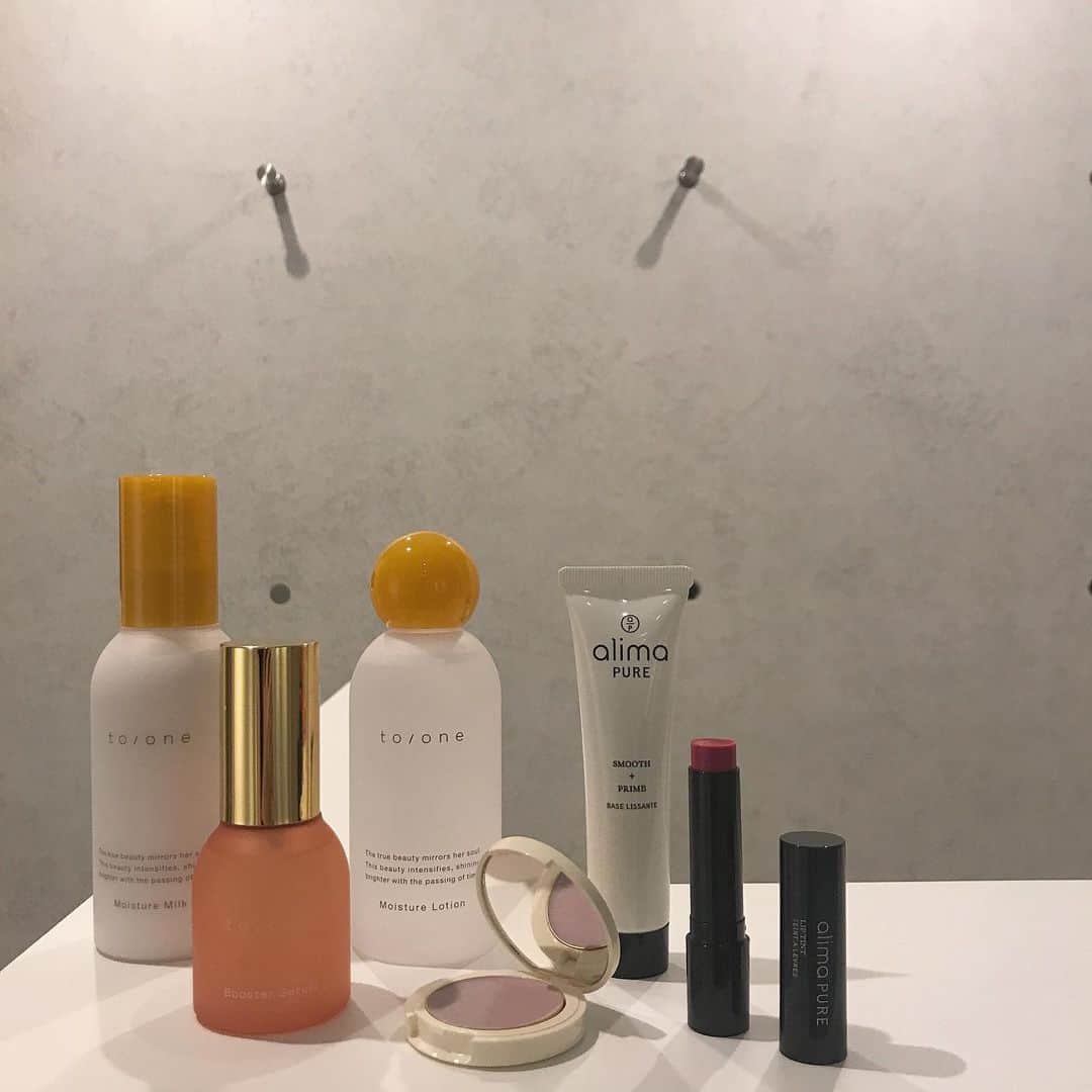 のインスタグラム：「Make↗︎Kitchen (@makeupkitchen_official ) で新しいコスメとスキンケア getしました(^^)❤️ . 気になっていた アリマピュア  サマーキット！ 下地がかなり優秀らしい😇 . あと、 to/one ルミナイザー03　 とスキンケア点セット😇❤️ .  #makeupkitchen  #メイクアップキッチン #toone#トーン #alimaPURE#アリマピュア」