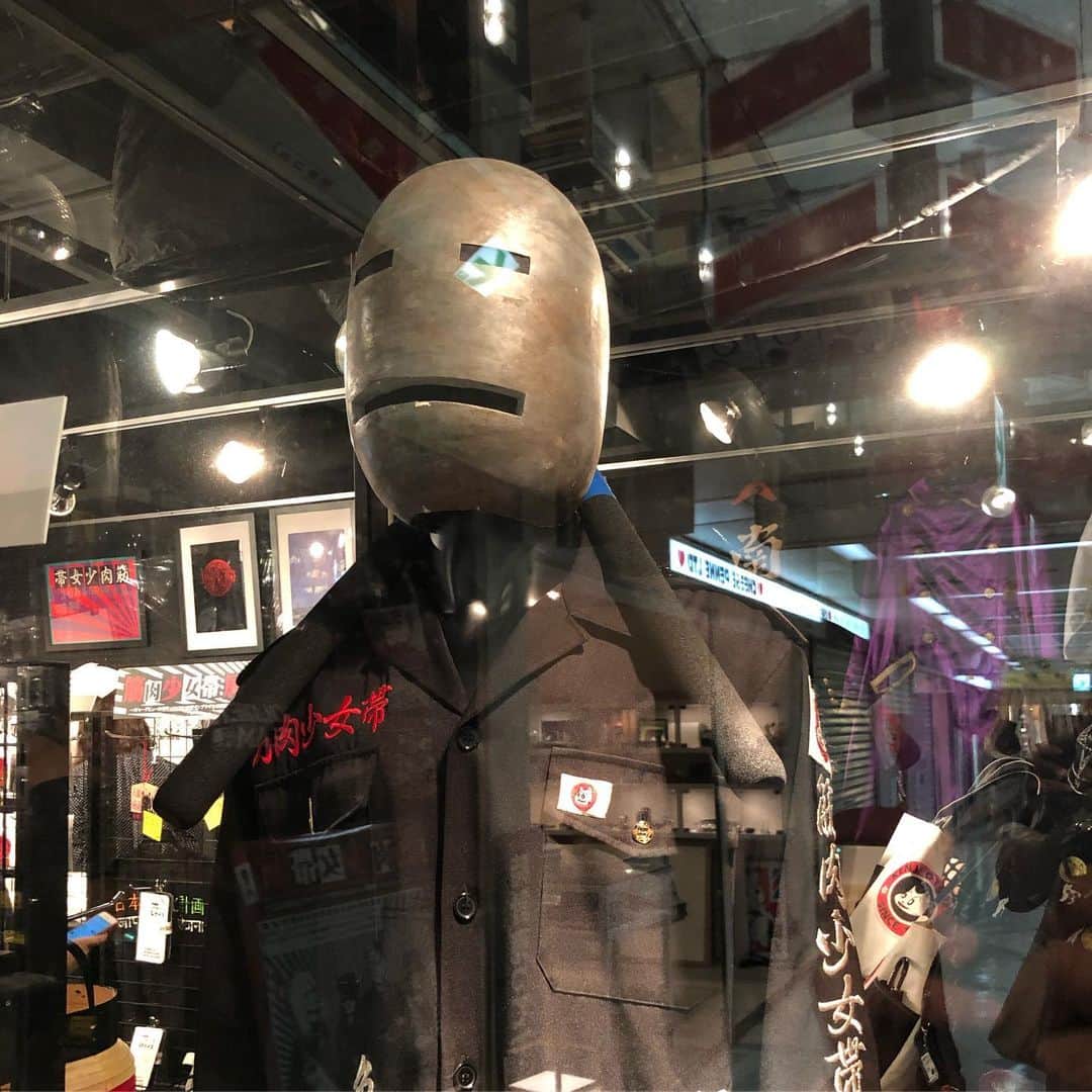 vo_coのインスタグラム：「🎸 メジャーデビュー30周年を記念した『筋肉少女帯展』、最終日にギリ滑り込み〜 洋楽メタル一筋ウン十年の自分が唯一どっぷりハマった日本のバンド 世間のイメージがどうなのかは知らないけど、こんなに多様性に富んだ音楽性と高度な演奏技術が融合したグループないよねー（と思ってる） 超絶技巧な楽曲に、心を病んだオーケンの詩吟が乗るスタイル、30年経っても飽きないわ 昨日のサンプラザ公演見に行きたかったなー そして、実は中野ブロードウェイ初めて足を踏み入れたんだけど、面白かった！昔の秋葉原のラジオ会館みたいなんだね 淡い期待を持ってったけど、さすがにメンバーには会えなかったわw #筋肉少女帯 #筋肉少女帯展 #中野ブロードウェイ #墓場の画廊 #筋少好きとは友達になれる」