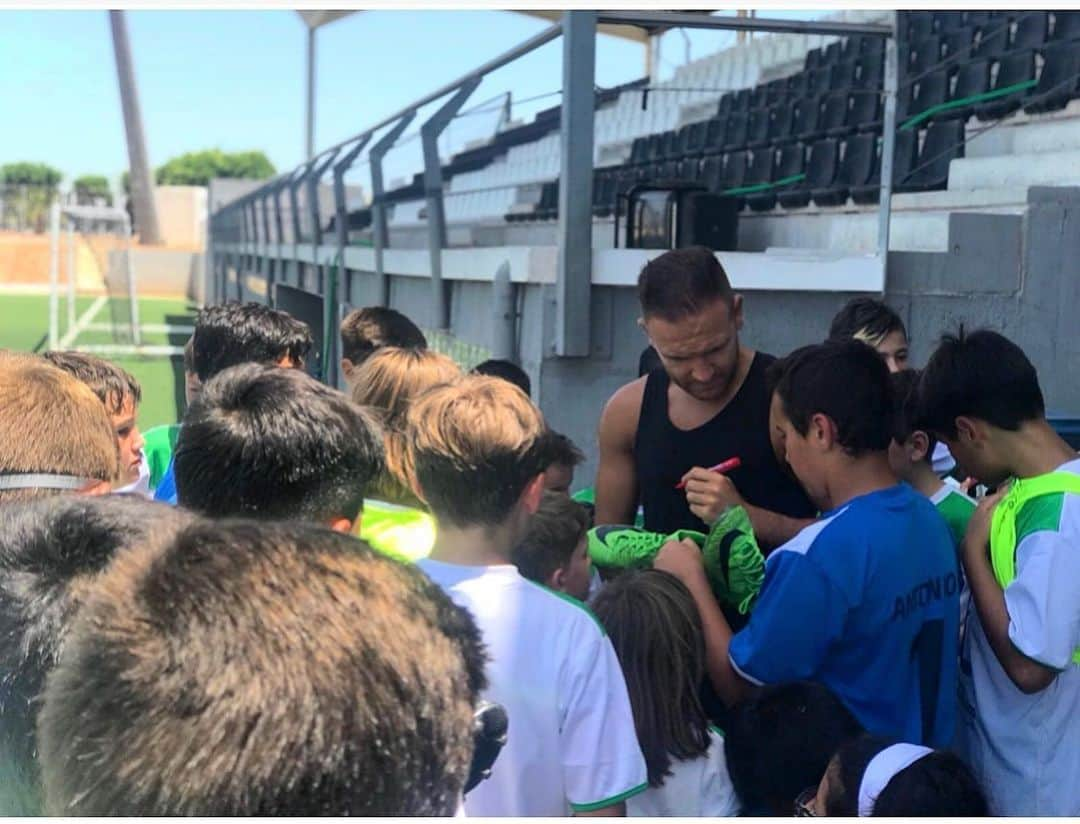 ディエゴ・カペルさんのインスタグラム写真 - (ディエゴ・カペルInstagram)「Bonita mañana disfrutando y sacándole una sonrisa a ellos ⚽️」7月1日 21時21分 - diegocapel.11