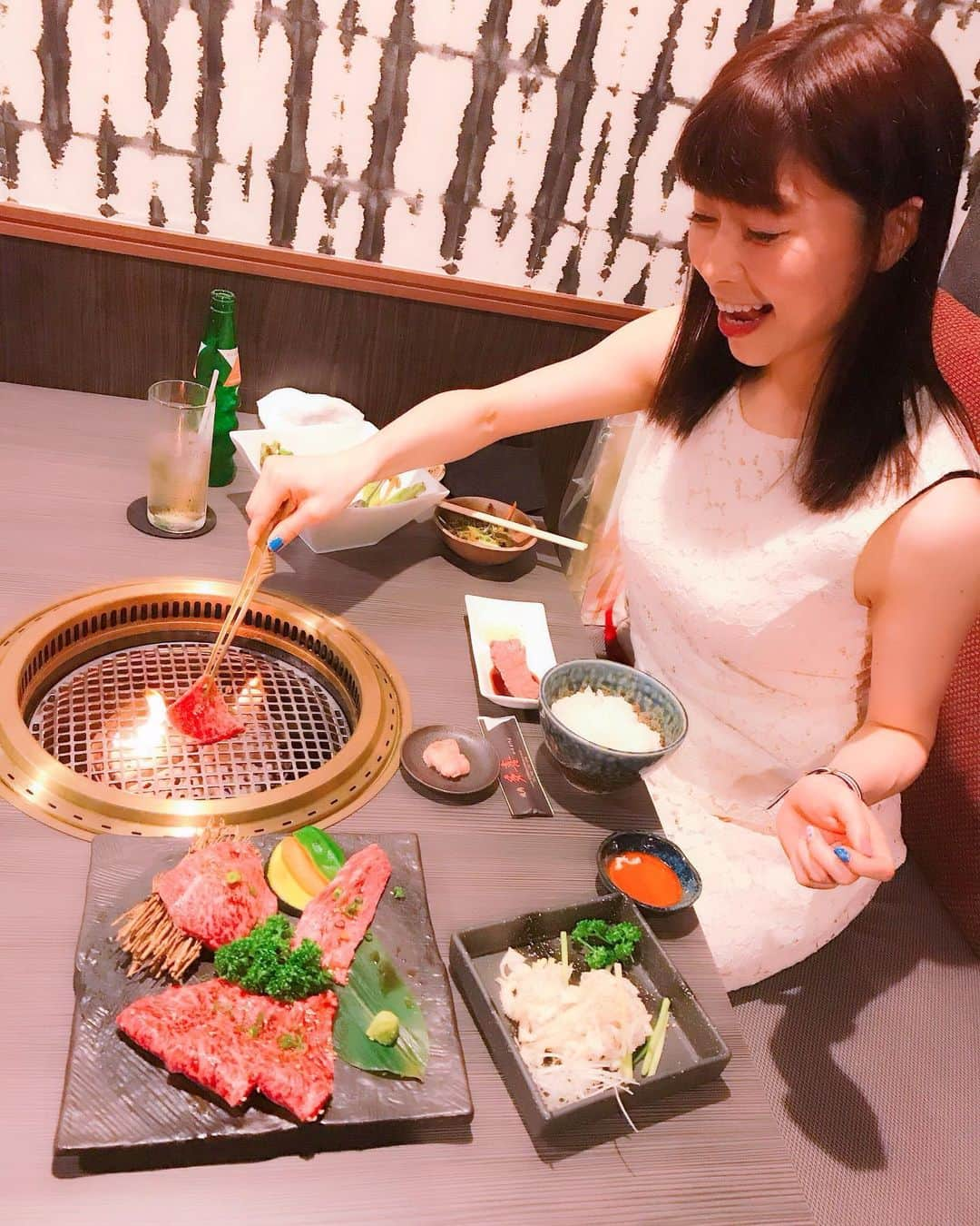 DJ MIYAさんのインスタグラム写真 - (DJ MIYAInstagram)「やっほ～～ぉ☆彡昨日は、焼肉dayでしたぁ♪♪♪町田へ～～。💗 .  池袋にある老舗のステーキ屋さんが、町田に焼肉屋さん「多喜」を4月オープンしました💗 @taki.machida2019 . .  和牛厳選３点盛り（6枚）3,580円を食べてみたら～！めっちゃくちゃ美味しくて驚いちゃいましたね～～。🎀 . .  トモサンカクの繊細な脂身にも感動ぅ💗リブロースは、ここまで柔らかいのかと言うくらいフレッシュー！💗 .  白センマイ刺しも、初体験してみたーっっ💗コリッコリで美味しかったあ。一緒に付いてたお味噌みたいなの、なんてゆうのかなあ？あれめっちゃ気に入っちゃったーぁ💗 .  お肉の質がかな～～り上質。原町田中央通りにあるので、ぜひ行ってみてくださいね～～♪♪❤️ . . .  #町田駅　#原町田　#MACHIDA #町田グルメ　#小田急線 #焼肉屋さん　#焼肉好き　#ひとり焼肉　#焼肉　#国産和牛 #やきにく　#焼肉好き　#フィットネス女子　#お肉好き #グルメブロガー　#グルメ　#飯スタグラム　#旅ブロガー #今日のコーデ　#今日のファッション　#今日のコーディネート #インスタグラマー　#インフルエンサー　#旅インスタグラマー #お肉大好き　#女子会コーデ　#多喜 #焼き肉大好き　#ファッション #グルメ女子  #お出かけコーデ」7月1日 21時32分 - dj_miya