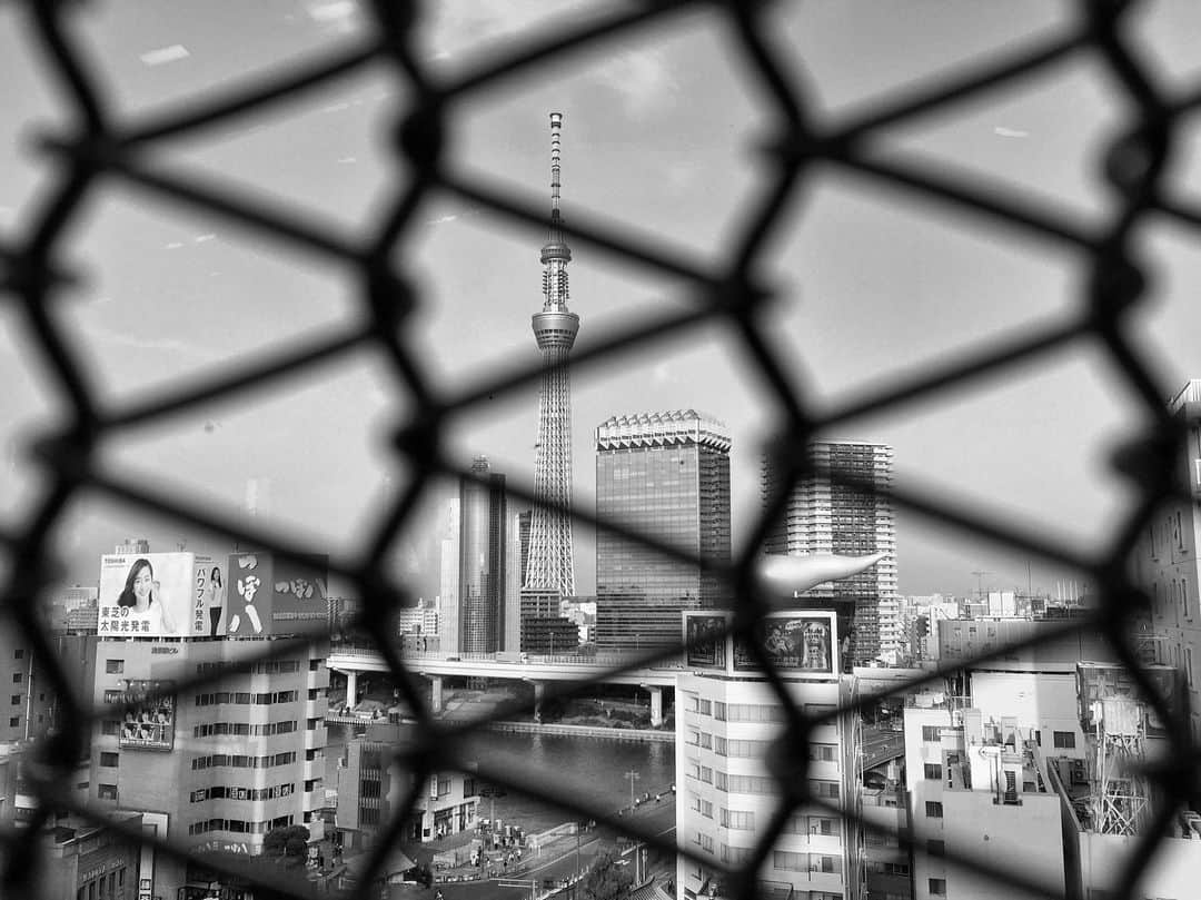 のインスタグラム：「. The wind blows, but the mountain doesn't move. 風は吹けども山は動ぜず。 . #山開き . #throughthefence  #ShotoniPhone iPhone Only . #Tokyoskytree」