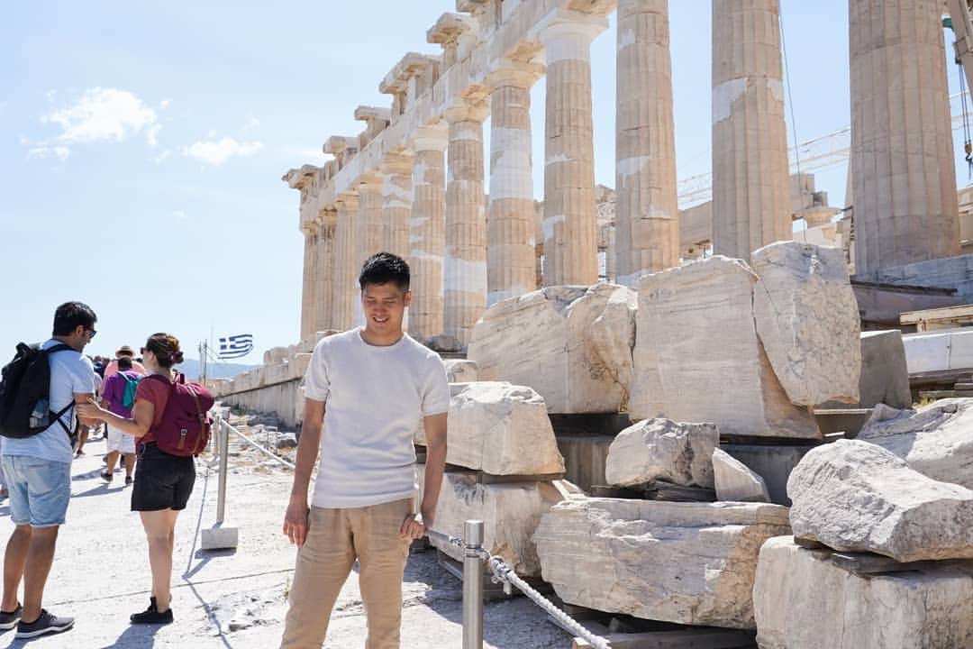 梅川壱ノ介（舞踊家）さんのインスタグラム写真 - (梅川壱ノ介（舞踊家）Instagram)「【アテネにて】  初めて来たギリシャ、アテネ。 ここは古い歴史や神話があるとは思って来たけれど、街並みや神殿、この町の人たちと話すとそれがよく理解できた。  今の僕にここへ呼んでくれた、何かのご縁は何かを伝えてくれようとしてくれているのかもしれない。  そんなことを考えながら、感じながら過ごしました。踊っているときや踊りのことを考えているとき、いつも何かが繋がっているような感じがして、その繋がりもまたギリシャで何か見えてくるような予感がしています。  楽しみだな、本当に。 たくさんのことを吸収して、日本へ帰ります。 . . #梅川壱ノ介 #ギリシャ #アテネ #日本舞踊 #umekawaichinosuke #greece  #athenes」7月1日 21時26分 - umekawaichinosuke