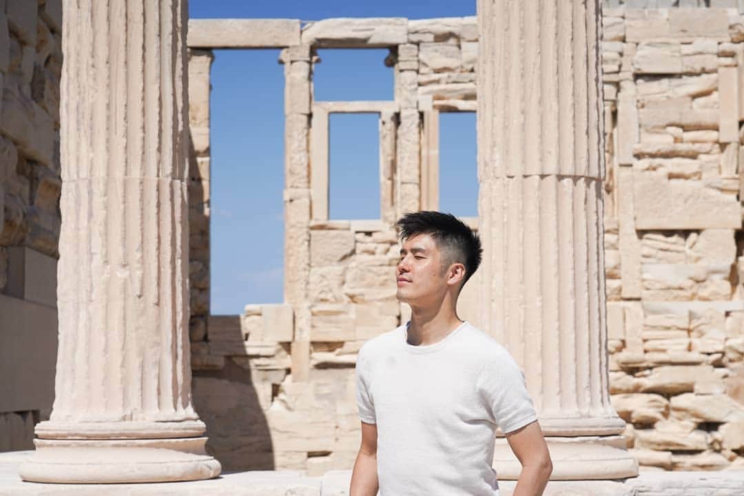 梅川壱ノ介（舞踊家）のインスタグラム：「【アテネにて】  初めて来たギリシャ、アテネ。 ここは古い歴史や神話があるとは思って来たけれど、街並みや神殿、この町の人たちと話すとそれがよく理解できた。  今の僕にここへ呼んでくれた、何かのご縁は何かを伝えてくれようとしてくれているのかもしれない。  そんなことを考えながら、感じながら過ごしました。踊っているときや踊りのことを考えているとき、いつも何かが繋がっているような感じがして、その繋がりもまたギリシャで何か見えてくるような予感がしています。  楽しみだな、本当に。 たくさんのことを吸収して、日本へ帰ります。 . . #梅川壱ノ介 #ギリシャ #アテネ #日本舞踊 #umekawaichinosuke #greece  #athenes」