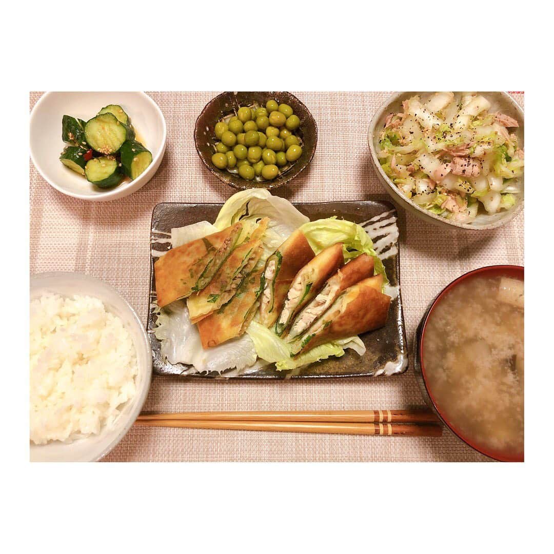 朝香りほさんのインスタグラム写真 - (朝香りほInstagram)「今日は自分的に 満足に仕上がった夜ご飯でした👩🏻‍🍳 春巻きは２種類で、 ・ささみ梅シソチーズ ・ひき肉シソもやし 白菜とシーチキンの胡麻ポン和え 茄子と玉ねぎのお味噌汁 ピリ辛キュウリとグリンピースです。 . 全部美味しくできた日は さらにるんですね♥️♥️♥️ 春巻きは沢山作ってストックしたので 手軽に食べれるから嬉しい🤤 . #おうちごはん#あさかごはん #cooking#自炊#料理#春巻き」7月1日 21時32分 - riho_asaka