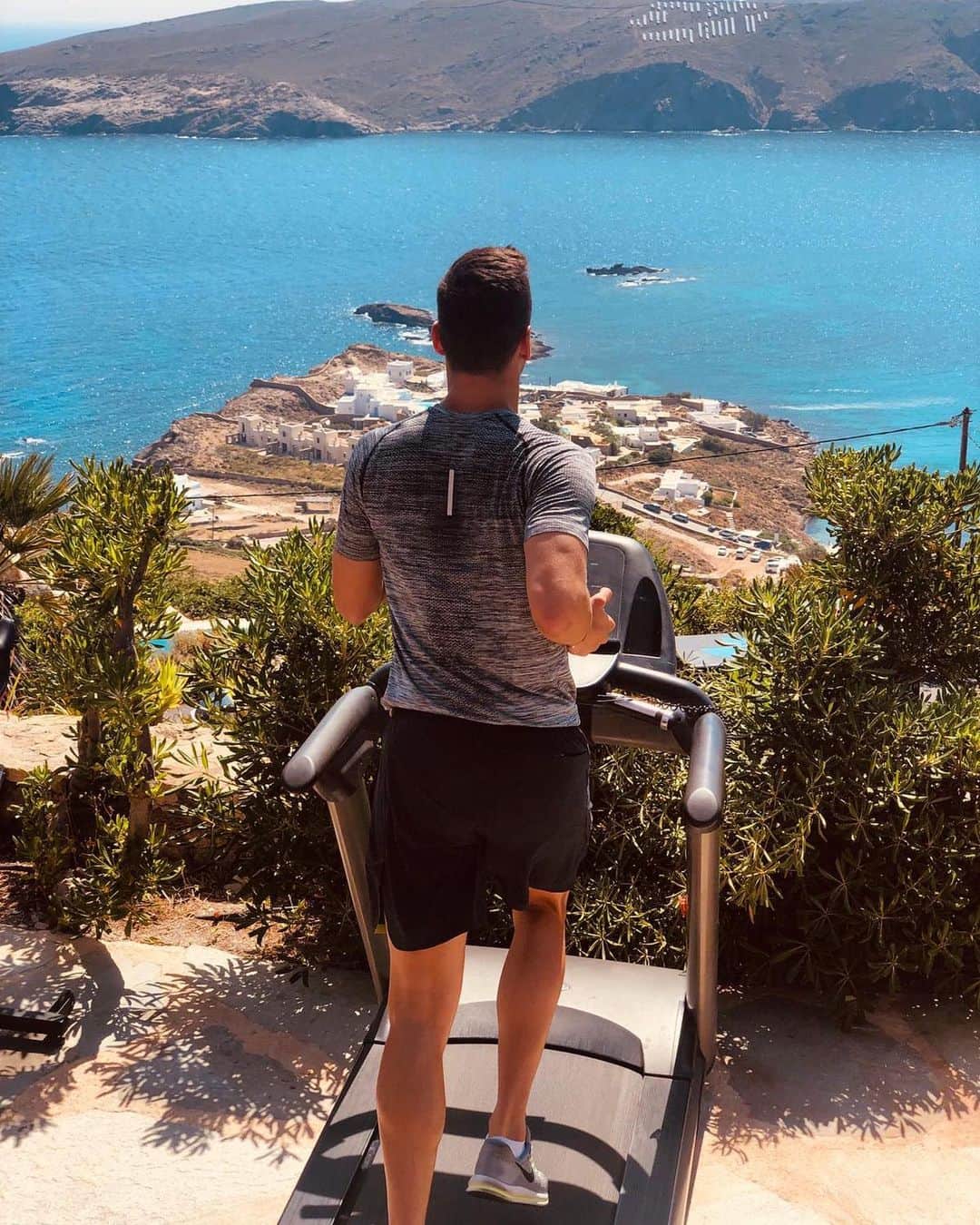 アルカディウシュ・ミリクのインスタグラム：「Greece vibes 🇬🇷💯 #holiday #summer #goodtime」