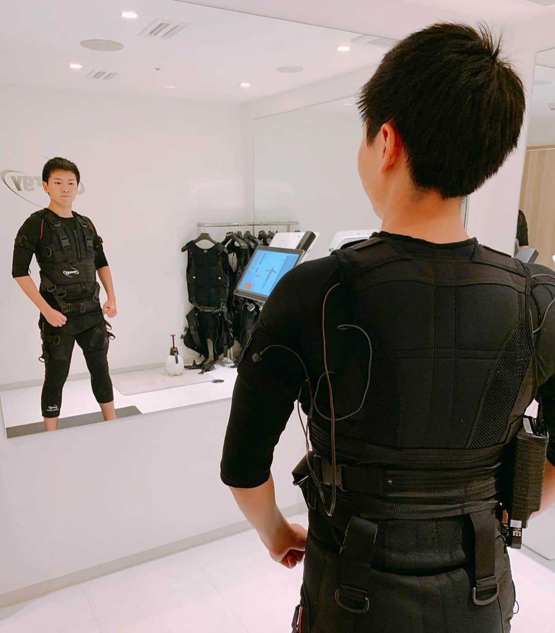 上坂嵩さんのインスタグラム写真 - (上坂嵩Instagram)「#アベンジャーズ？﻿﻿﻿ #GANTZ？﻿﻿﻿ #サイバーハンター？﻿﻿﻿ ﻿﻿﻿ コスプレ感出てますが、筋トレです💪﻿ ﻿﻿﻿ #energy #スーパーボディ #EMSトレーニング﻿﻿ #メーテレ #ドデスカ #アナウンサー #上坂嵩」7月1日 21時31分 - takashi_uesaka_nbn