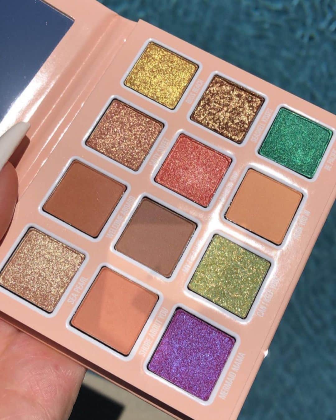 Kylie Cosmeticsさんのインスタグラム写真 - (Kylie CosmeticsInstagram)「The SUMMER ‘19 #UnderTheSea palette 🌊 summer collection launches July 10 🐚 collection includes:  1. The Summer Palette features brand new metallic and glitter formula, you guys will LOVE!  2. 3 lipsticks in shades: Endless Summer - metallic topper  Beach Bum - matte lipstick  Paradise Please - matte lipstick  3. 2 Lip Blush *brand new formula* (natural tinted liquid lip with a matte finish)  In shades: Bikini Bod  Boss Bay  4. 4 Shimmer Eye Glaze *brand new formula* in shades: Night Swim  Ocean Child  Deep Sea Dreams  Aqua Mama 5. High Gloss in You Are The Sun - the prettiest summer gloss!!」7月1日 21時41分 - kyliecosmetics