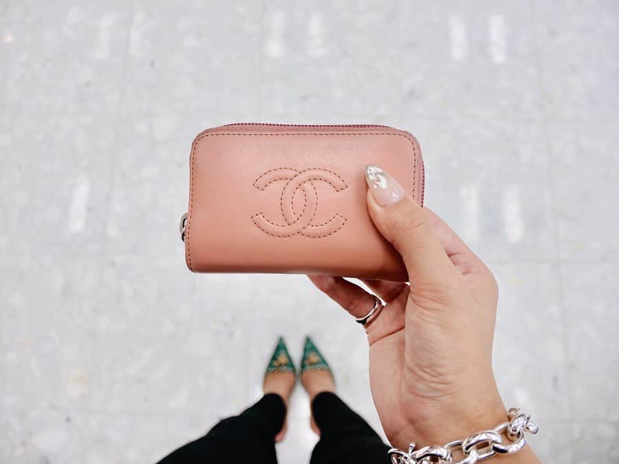 梯真奈美さんのインスタグラム写真 - (梯真奈美Instagram)「お財布が見たいとリクエストもらってたのでご紹介。 小さなバッグが多くなってからこのコンパクトなお財布を持ち歩くことが多くなったよ♡ くすみピンクで一目ぼれしたやつ😳  ショッキングピンクの長財布もずっと愛用してるよ☺️ このステッチのココマークが昔から好きで名刺入れもお揃いなんだー♡ #お財布 #wallet #chanel」7月1日 21時35分 - official_manami