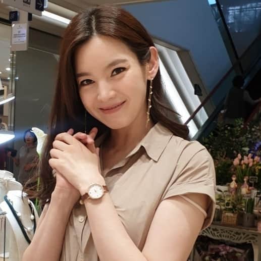 チョン・ガウンさんのインスタグラム写真 - (チョン・ガウンInstagram)「정가은의 참마켓은 7월4일까지예요 갤러리아백화점 수원점 8층 이쁜여성복 악세사리 모자 신발 잡화  귀리선석 원목도마 속옷까지  없는게 없답니다 #정가은의참마켓」7月1日 12時42分 - jung_ka_eun