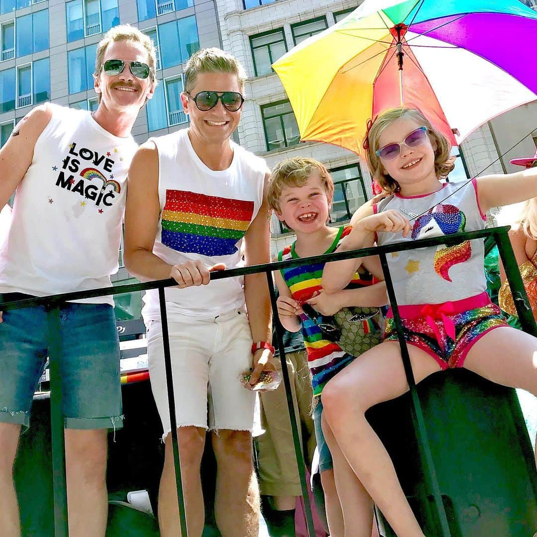 ニール・パトリック・ハリスさんのインスタグラム写真 - (ニール・パトリック・ハリスInstagram)「What a spectacular day. What a spectacular time. World Pride 2019 in NYC was an extraordinary experience, seeing literally millions of people spreading love and positivity. No conflict. No problems. Just love. So honored to share this with my husband @dbelicious and with our kids. Just an overwhelming outpouring of love. #grateful」7月1日 12時42分 - nph