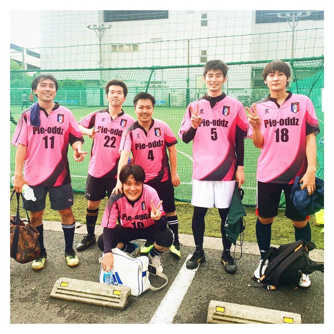 高橋悠のインスタグラム：「【チーム参加⚽️﻿サル川崎】﻿﻿﻿ ﻿ 大学時代から続けてるチーム「Pie-oddz」。久しぶりにチーム参加！かれこれ15年以上続いてる👏﻿ ﻿ ﻿ ふと思いつきで1週間前に呼びかけたのに、﻿ 集まってくれました👍﻿ それぞれ家庭持ったりしてなかなか集まりづらくなってきたけど、これからも大事にしたい。﻿ ﻿ ﻿ ちなみにユニホームはdesigned by 私です。﻿ ﻿ ﻿ #横浜 #川崎 #東京 #フットサル #エンジョイフットサル #フットサルやりたい #サッカー #サッカー好きと繋がりたい #横浜フットサル #川崎フットサル #フットサル仲間 #フットサル女子 #フットサル好きと繋がりたい #フットサルメンバー募集中 #サル川崎﻿」