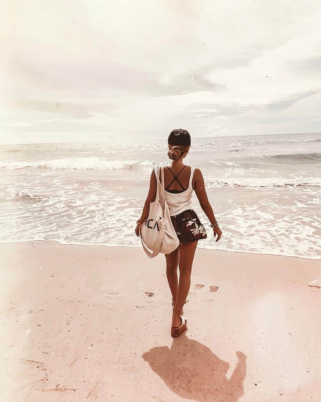 のインスタグラム：「🐚 . . #July1st 🌴 . . あっとゆーまに今年もあと半分😨 あした晴れたらあの海へ行こうだねw 毎年この日だけはこの曲を聴いてしまうよね」
