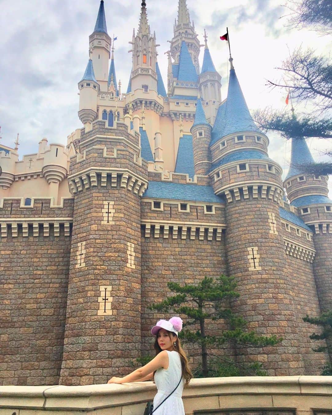 西村季里子のインスタグラム：「・ 乗り物🎠パレード👯‍♀️ 行きたいとこ、見たいものたくさん見れた💞 ディズニーランドって どこ見てもどこいてもかわいいな〜🥰 作った人本当すごいよな〜〜💫 ・ #disney #disneyland #tokyodisneyland  #disneyresort #tokyodisneyresort  #ディズニー#ディズニーランド#東京ディズニーランド #舞浜#ミッキー#ミッキーマウス#mickey  #キャップ#ミッキーキャップ#派手 #ディズニーコーデ#ワンピ#ワンピース #レディアゼル#ツーデイズ#食べ歩き #七夕#限定#スーベニア #トイストーリー #インスタ映え #インスタ映えスポット #映え #follow#followme」