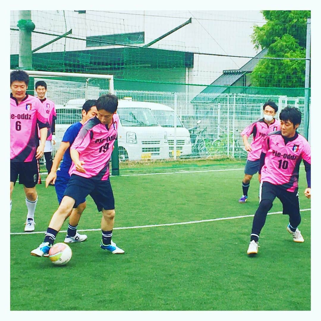 高橋悠のインスタグラム：「【チーム参加⚽️﻿サル川崎】﻿﻿﻿ ﻿ 大学時代から続けてるチーム「Pie-oddz」。久しぶりにチーム参加！かれこれ15年以上続いてる👏﻿ ﻿ ﻿ ふと思いつきで1週間前に呼びかけたのに、﻿ 集まってくれました👍﻿ それぞれ家庭持ったりしてなかなか集まりづらくなってきたけど、これからも大事にしたい。﻿ ﻿ ﻿ ちなみにユニホームはdesigned by 私です。﻿ ﻿ ﻿ #横浜 #川崎 #東京 #フットサル #エンジョイフットサル #フットサルやりたい #サッカー #サッカー好きと繋がりたい #横浜フットサル #川崎フットサル #フットサル仲間 #フットサル女子 #フットサル好きと繋がりたい #フットサルメンバー募集中 #サル川崎﻿」