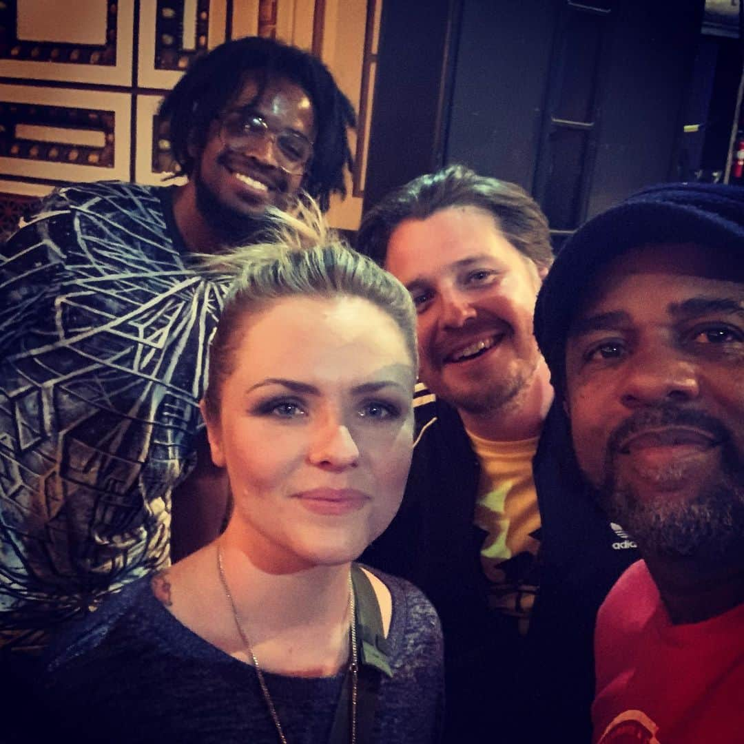 ヴィクター・ウッテンさんのインスタグラム写真 - (ヴィクター・ウッテンInstagram)「I was happy to see Krystal Peterson, one of my All-Time favorite singers at our show tonight. With her husband (drummer), and bassist Terrell. Thanks for coming.」7月1日 13時13分 - victorwooten